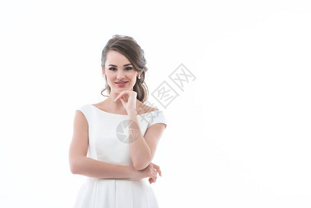 穿着传统婚纱孤立在白衣服上的迷人的笑背景图片