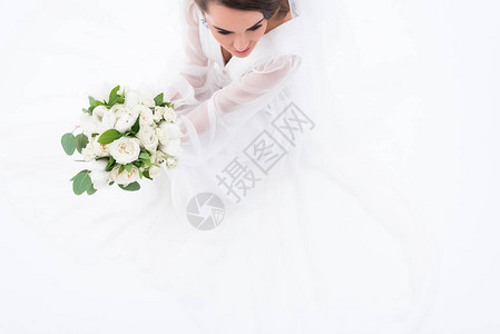 在传统礼服中新娘的视角上方背景图片