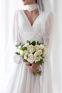 穿着结婚礼服和戴白色花束图片