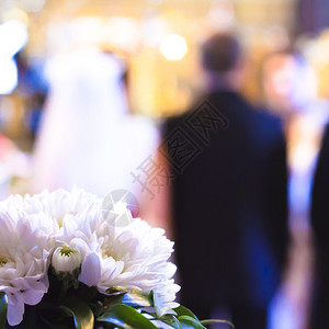 以婚礼为背景的鲜花图片