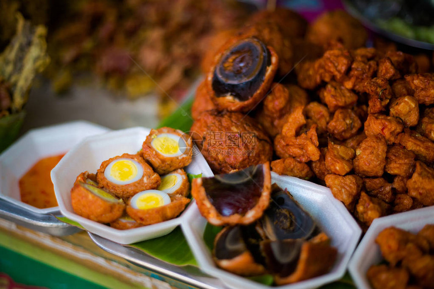 曼谷当地市场上的烤鸡蛋中新鲜的油炸亚州子世纪鸡蛋图片
