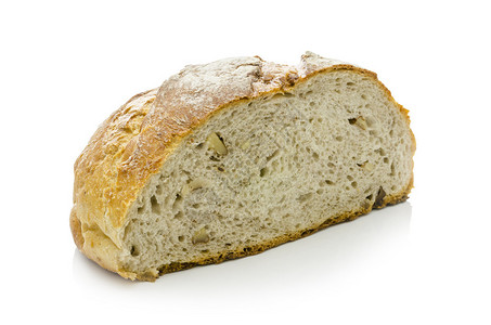 在白色背景隔绝的半条荞麦面包图片