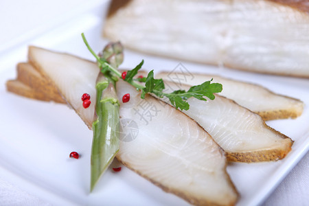 用沙拉和调味品装饰的新鲜的白鱼特写图片