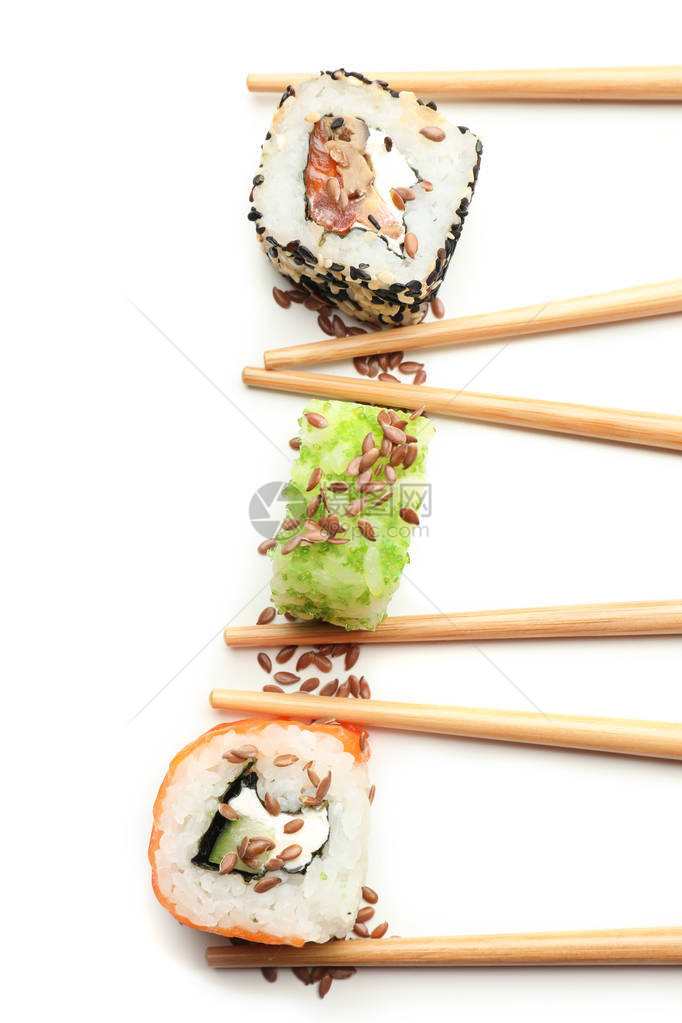 白色背景中带筷子的美味寿司卷图片