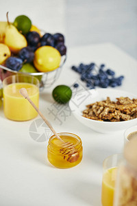 近视蜂蜜新鲜水果和一杯果汁图片