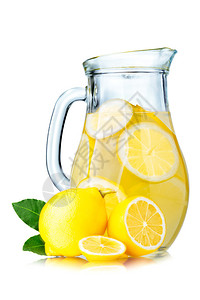 柠檬水罐与柠檬片和冰块隔离在白色图片