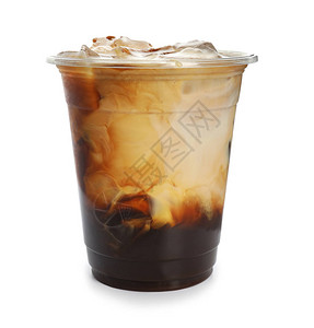 白色背景中的塑料杯冷咖啡背景图片