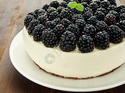 酸奶油芝士蛋糕配黑莓浅自由度图片