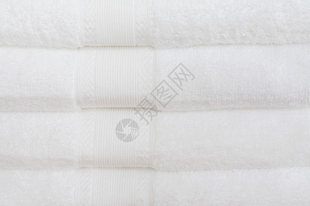 白色的棉毛巾叠在一起图片