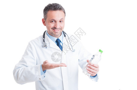 营养师医生拿着一瓶水作为水合作用图片