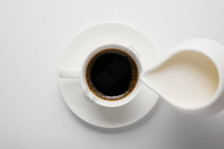 白色咖啡杯和牛奶背景图片
