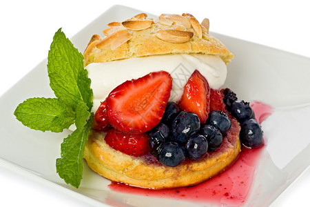 用草莓蓝莓和鲜奶油做的短饼图片