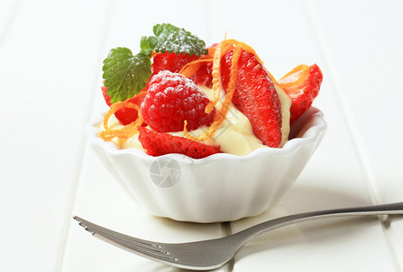 奶油布丁配新鲜草莓和覆盆子图片