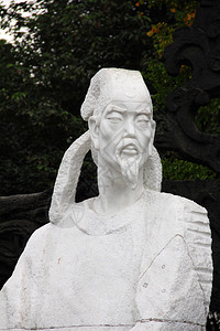 诗人杜甫的白色雕像图片