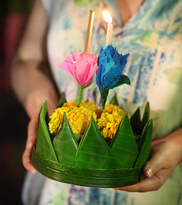 好礼送女神为泰国传统的水灯节送上拿着蜡烛和鲜花的小船的妇女自由度动态和背景
