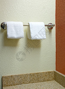 毛巾挂在浴室的架子上图片