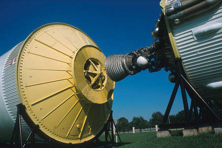 在美国德克萨斯州休斯顿的约翰逊航天中心展出的土星五号月球火箭第二和第背景图片