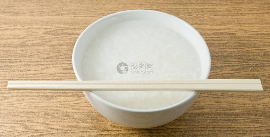 亚洲传统食品大米粥碗或软糖油水图片