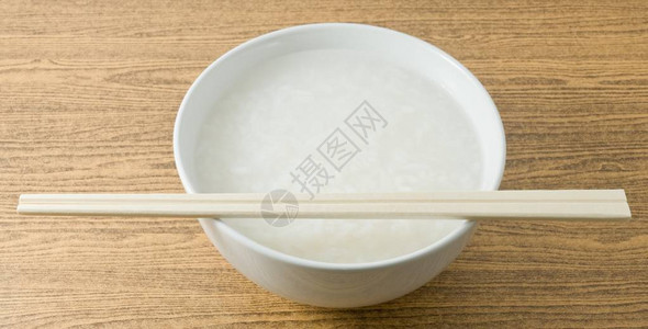 亚洲传统食品大米粥碗或软糖油水背景图片