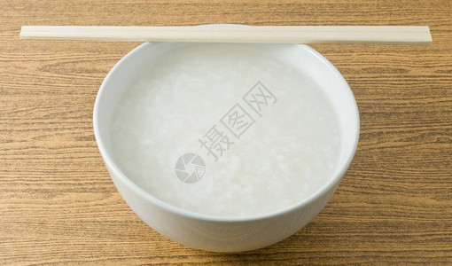 亚洲传统食品一碗大米粥或软糖油水背景图片