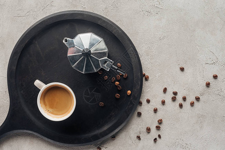 水泥表面咖啡杯和莫卡图片