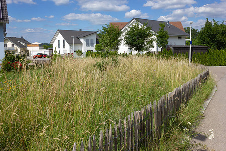 城市Stutttgart附近南德州春季农村现代房屋建筑的花园篱图片