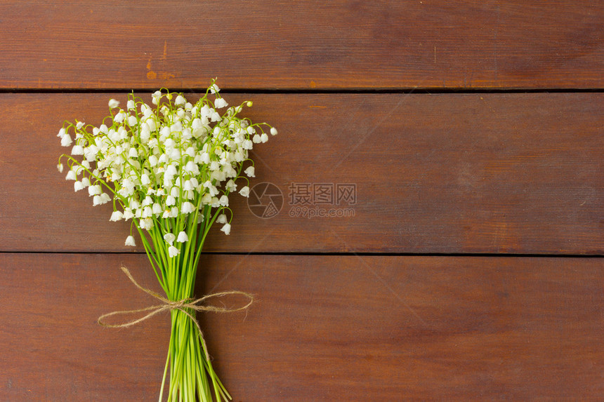 木板上的白花铃兰图片