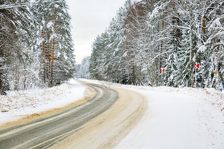 冰雪路上的危险和快速转弯图片