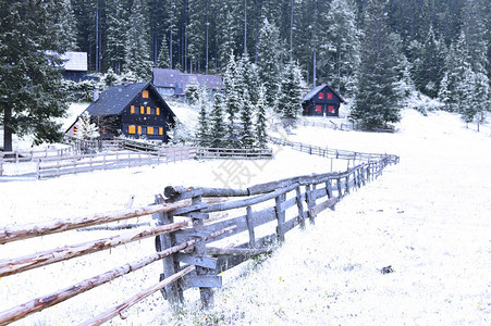 冬天下雪时的山区气氛图片