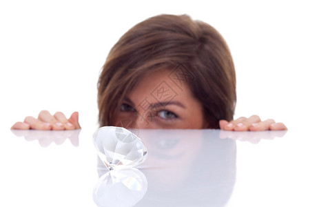 一个女人看着一颗大钻石的图片背景图片