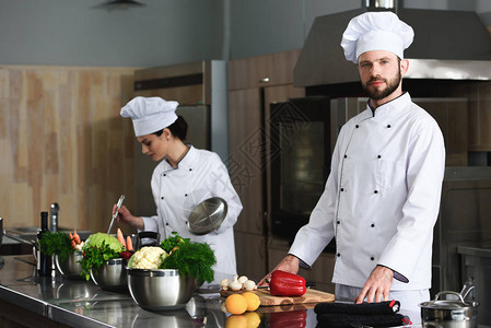 现代餐厅厨房忙碌的厨师专业团队图片