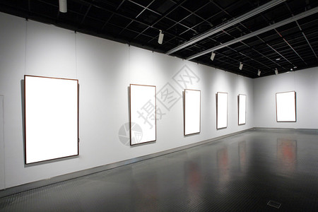 房间里的空框架靠着白墙设计图片