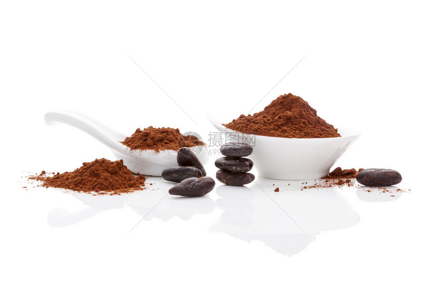 可豆和可粉在白色碗和白色背景上的白色勺子健图片