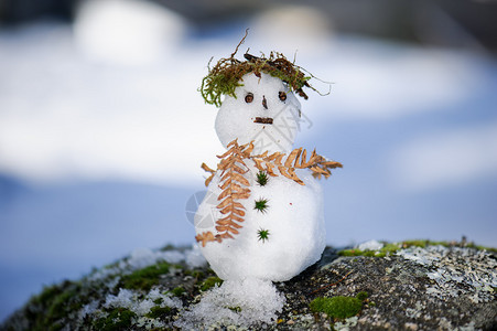 石头上可爱的小雪人特写图片