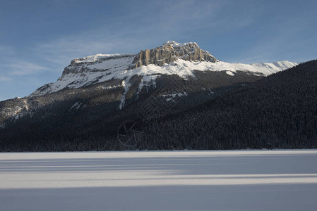加拿大不列颠哥伦比亚省油田Emerald湖冬季的图片