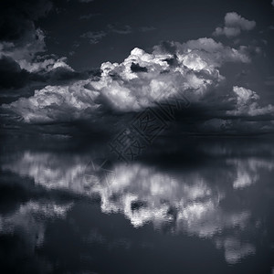 海上乌云密布仿黑白照片图片