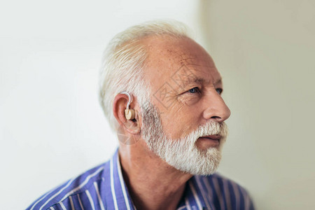 戴助听器的老人图片