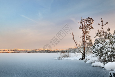 结冰的湖面冬日出景观图片