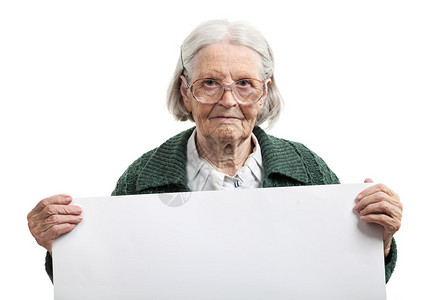 快乐的老妇人手里拿着空白纸盖在白色上图片
