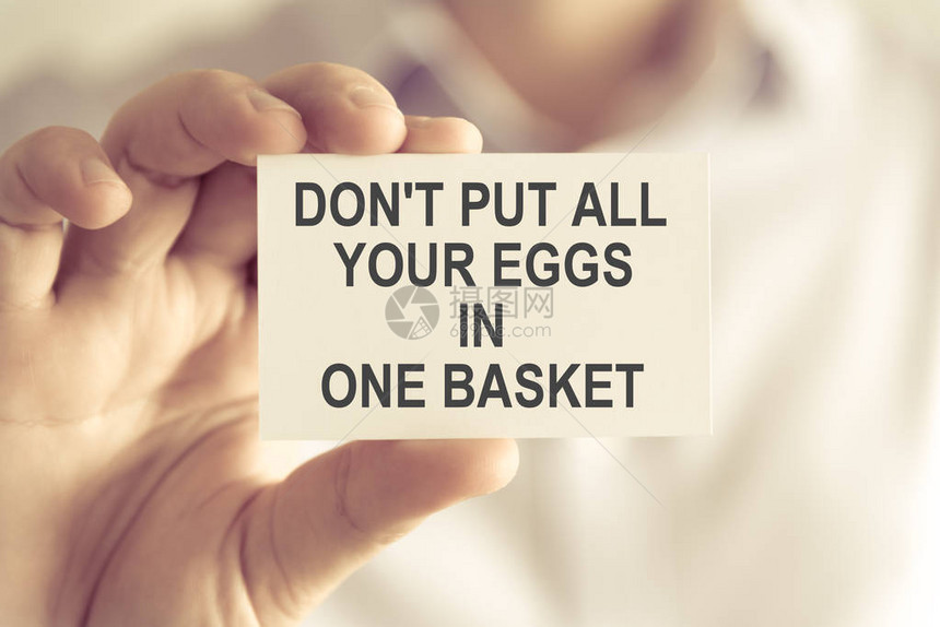上面写着不要把你所有的鸡蛋都放在一个篮子里图片