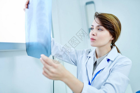 女医生持有胸腔X光图像图片