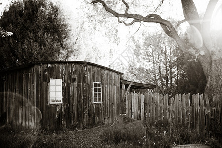 位于科罗拉多州一个农场的旧木制附属建筑的黑白图像图片