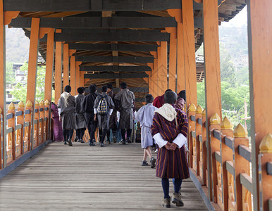 不丹人走过PunakhaDzon图片