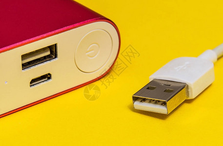 黄色表面的USB充电器缆和电源库受损图片