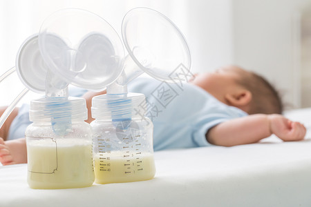 母乳泵和婴儿躺在白图片