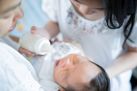 母亲和护士给亚洲新生儿孩子婴儿和家图片