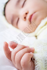 婴儿手睡觉的特写图片