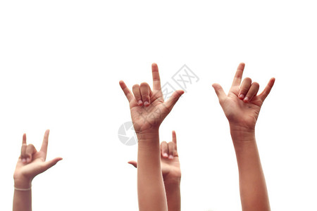 亚洲学生正在用他们的手势制作爱情标志图片