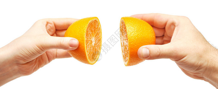 两只手和白色的橙色水果图片
