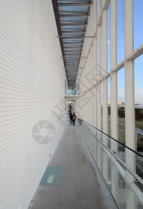 现代大楼的长走廊图片